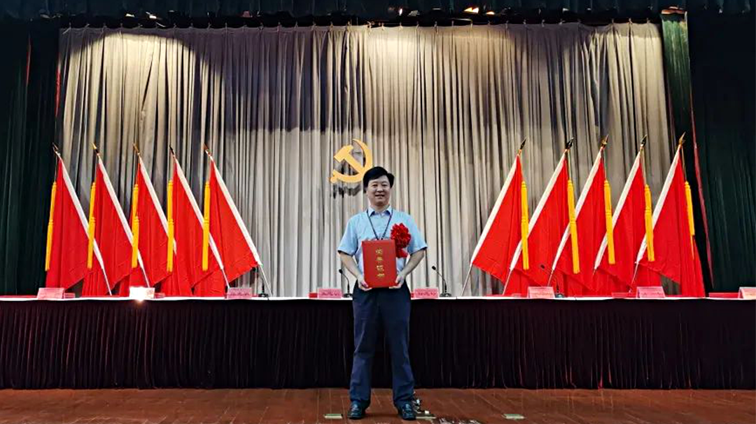 熱烈祝賀世鵬黨支部書記劉軍同志赴京參加全國行業表彰大會，載譽而歸！
